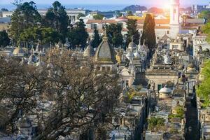 la recoleta kyrkogård i buenos sänds med gravar av presidenter och nobel pris- vinnare foto