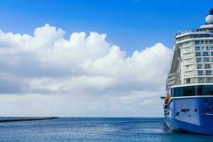 kryssning fartyg på sint maarten ö på en karibiska kryssning semester foto