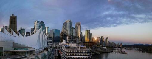 panorama- se av vancouver stadens centrum kol hamn marina och kryssning fartyg terminaler i kanada plats foto