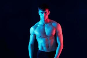 fotografera av en man med atletisk fysik och neon hud Färg isolerat bakgrund beskurna se foto