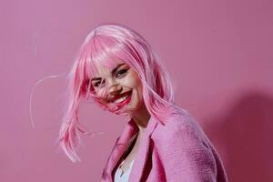 skönhet mode kvinna attraktiv se rosa peruk eleganta kläder studio modell oförändrad foto