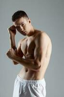 kille med en taggad torso och ärm muskler kroppsbyggare kondition porträtt foto