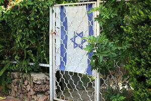 de blå och vit flagga av Israel med de sexuddig stjärna av david. foto