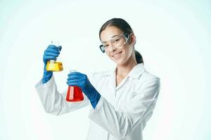 kvinna forskare kemisk lösningar laboratorium professionell analyser foto
