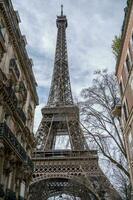 man på gata i paris med de eiffel torn paris, Frankrike. foto