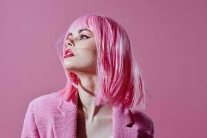 Söt ung kvinna rosa jacka innehav hår kosmetika Färg bakgrund oförändrad foto