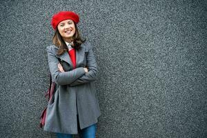 porträtt av en Lycklig kvinna med en röd basker foto
