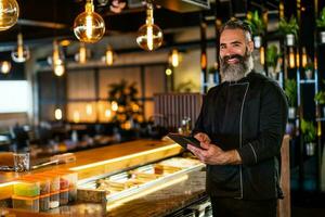 sushi kock framställning mat på en sushi bar. foto