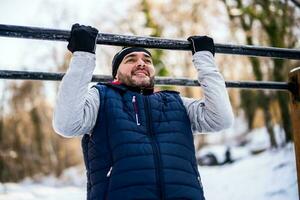 boxare är Träning på de parkera i de vinter. han är arbetssätt på hans kondition. foto