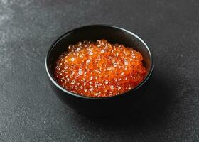 lax kaviar i en skål foto