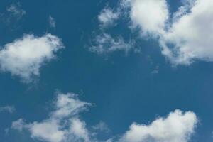 blå himmel med moln. natur bakgrund. foto