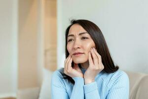 porträtt av olycklig asiatisk kvinna lidande från tandvärk på Hem. sjukvård, dental hälsa och problem begrepp. stock Foto