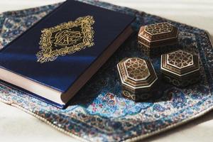 ramadankoncept med koranen foto
