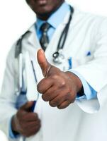 porträtt av en leende manlig läkare innehav en anteckningsblock och finger upp på vit foto