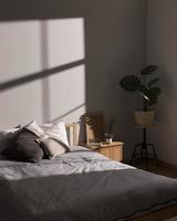minimalistisk sovrum med inredning foto