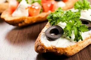 mini smörgåsar bruschetta foto