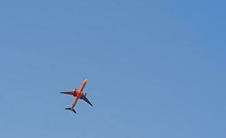 de passagerare flygplan är flygande långt bort i blå himmel. foto