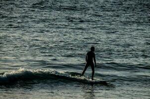 människor surfing i de hav foto