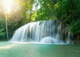 skön vattenfall erawan vattenfall på kanchanaburi provins i väst thailand foto