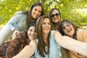 fem glad vänner i sommar kläder tar en selfie. foto