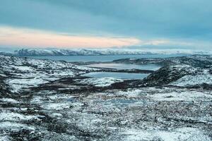 hård arktisk landskap. frysta tundra med isig sjöar på gryning. Fantastisk nordlig natur. foto