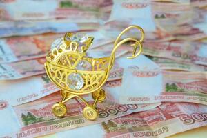 en små guld transport på ryska pengar, fem tusen rubel. stat förmåner. betalningar från barn. foto