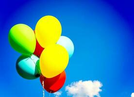 färgrik ballonger och blå himmel foto