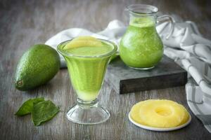 grön avokado smoothie foto