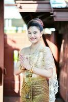 skön thai flicka i thai traditionell kostym foto