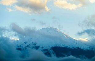 fuji berg med snö omslag på de topp, foto