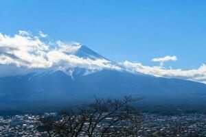 fuji berg på fujiyoshida stad foto