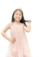 liten prinsessa leende i rosa klänning isolerat foto