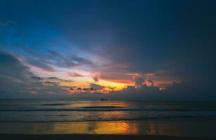 skön molnig på soluppgång på khanom strand, nakhon si thammarat foto