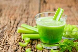 färsk grön selleri juice i glas foto