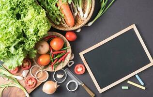 blanda vegetabiliska med svarta tavlan på svart bakgrund foto