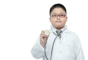 asiatisk liten läkare innehav stetoskop isolerat foto