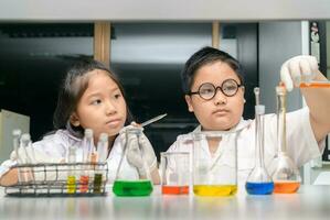 Lycklig två barn framställning vetenskap experiment. foto