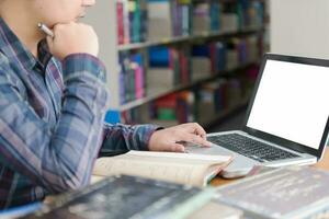 studerande framställning examen och inlärning lektioner i skola bibliotek, foto