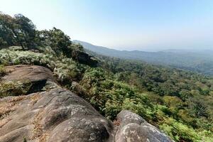 sten och landskap från synpunkt i phu hin rong kla foto