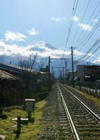 järnväg till fuji berg på fujiyoshida stad foto