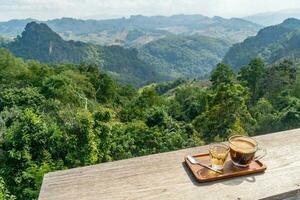 tallrik av coffe och en se av bergen från förbjuda jabo by i nordlig thailand foto