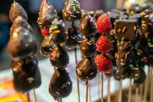 choklad täckt frukt och godsaker på gatan i norra thailand foto
