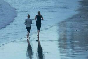 avkopplande promenad på de strand foto