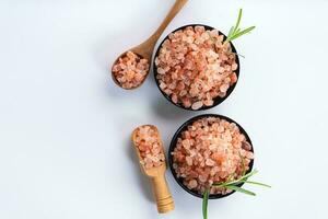 himalayan rosa salt är ört krydda från himalaya och isolerat på vit bakgrund med kopia Plats foto