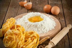 italiensk pasta tagliatelle hemlagad foto