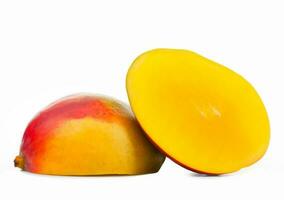 färsk mango på vit bakgrund foto