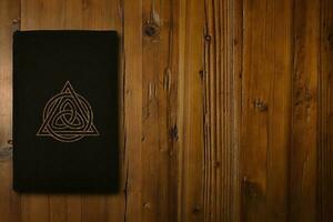 bok med kristen trinitär symbol på en skrivbord foto