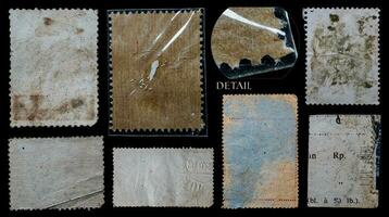 samling av tom årgång porto frimärken med annorlunda storlek och textur variation isolerat på svart bakgrund. tillbaka sida foto