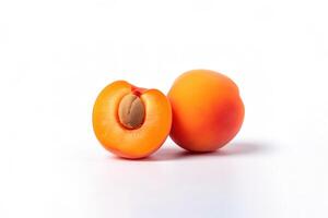 färsk hela och skivad persikor aprikoser isolerat på vit bakgrund. ai genererad foto