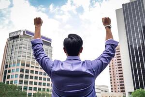 framgångsrik affärsman höjning hand och uttrycker positivitet medan stående mot skyskrapor bakgrund. ai genererad foto
